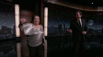 Haut argenté porté par tante Chippy dans Jimmy Kimmel Live!