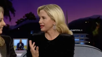 Boucles d’oreilles portées par Mira Sorvino comme on le voit dans The Late Late Show avec James Corden