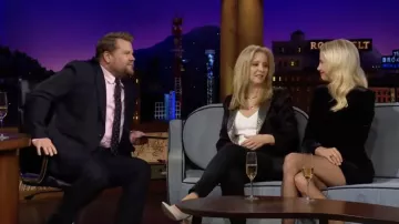 Chaqueta Blazer usada por Lisa Kudrow como se ve en The Late Late Show con James Corden