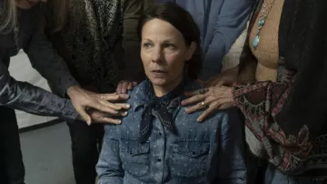 Camisa estampada de mezclilla usada por Cecilia Abbott (Lili Taylor) como se ve en el vestuario de la serie de televisión Outer Range (Temporada 1)