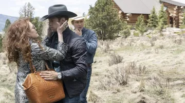Reloj de esfera blanca usado por Luke Tillerson (Shaun Sipos) como se ve en la serie de televisión Outer Range (Temporada 1)