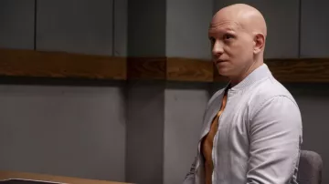 Veste Bomber grise portée par NoHo Hank (Anthony Carrigan) telle que vue dans la garde-robe de la série télévisée Barry (saison 3 épisode 1)
