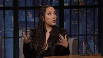 Ensemble Black Silk avec veste, haut et jupe porté par Robin Thede comme vu dans Late Night with Seth Meyers le 5 avril 2022