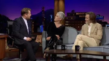 Pantalon en vinyle porté par Jamie Lee Curtis vu dans The Late Late Show avec James Corden le 5 avril 2022
