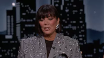 Pendientes usados por Kris Jenner como se ve en Jimmy Kimmel Live! en abril 6, 2022