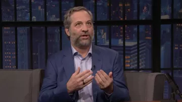 Bague noire portée par Judd Apatow vue dans Late Night with Seth Meyers le 6 avril 2022