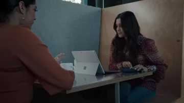 Camisa estampada de blusa usada por Leela Devi (Anuja Joshi) como se ve en el vestuario de la serie de televisión The Resident (Temporada 5 Episodio 17)