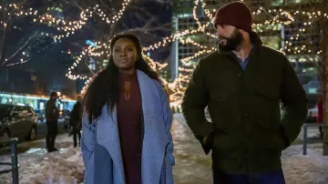 Manteau de laine bleue porté par Bilquis (Yetide Badaki) tel que vu dans les tenues de la série télévisée American Gods (saison 3 épisode 5)