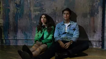 Veste en jean portée à l’Atelier des Lumières à Paris par Gabriel (Lucas Bravo) dans l’émission Emily in Paris (S01E05)