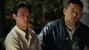 Chemise formelle blanche portée par Sato (Shô Kasamatsu) vue dans la série télévisée Tokyo Vice (saison 1 épisode 1)
