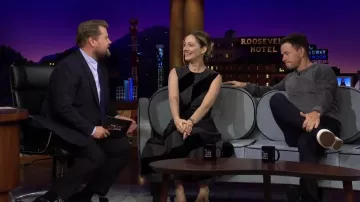 Robe grise et noire portée par Judy Greer comme on le voit dans The Late Late Show avec James Corden