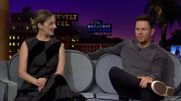 Suéter gris de cuello redondo usado por Mark Wahlberg como se ve en The Late Late Show con James Corden