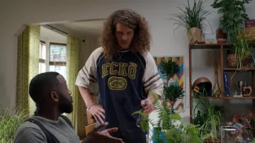 Eckō Unltd. T-shirt porté par Gunther (Blake Anderson) comme on le voit dans les tenues de la série télévisée Woke (saison 2 épisode 2)