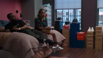 Baskets Nike Air Jordan portées par Clovis (T. Murph) comme on le voit dans la garde-robe de la série télévisée Woke (saison 2 épisode 4)