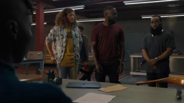 Chemise imprimée Tie and Dye portée par Gunther (Blake Anderson) comme on le voit dans la série télévisée Woke (S02E08)