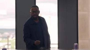 Veste bleu marine portée par Keef Knight (Lamorne Morris) comme on le voit dans la garde-robe de la série télévisée Woke (S02E08)