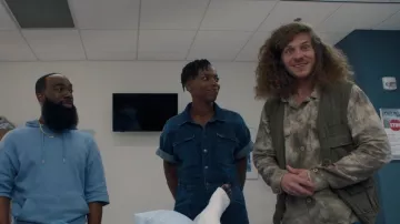 Combinaison en denim portée par Ayana (Sasheer Zamata) telle que vue dans la garde-robe de l’émission de télévision Woke (S02E08)