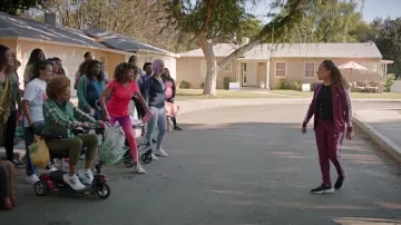 Adidas Black Sport Sneakers portées par Robin Thede dans la série télévisée A Black Lady Sketch Show (Saison 3 Episode 1)