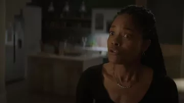 Collar usado por Justin Falls (Naomie Harris) como se ve en el programa de televisión The Man Who Fell to Earth (Temporada 1)