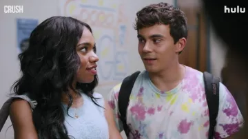 T-shirt tie and dye porté par Tyler Alvarez comme on le voit dans la garde-robe du film Crush