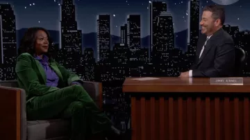 Costume en velours vert porté par Viola Davis vu dans Jimmy Kimmel Live! sur avril 12, 2022