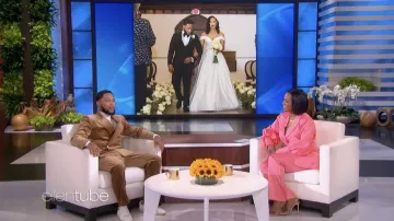 Baskets blanches portées par Jacob Latimore comme on le voit dans The Ellen DeGeneres Show le 12 avril 2022