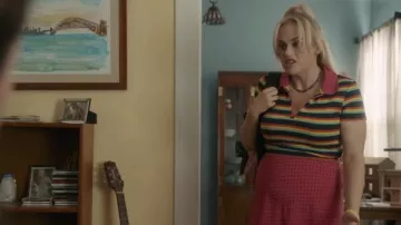 Polo rayé porté par Stephanie Conway (Rebel Wilson) comme on le voit dans la garde-robe du film Senior Year