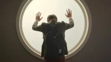 Mochila usada por Patrick Blanco (Manu Ríos) como se ve en los atuendos de la serie de televisión Elite (Temporada 5 Episodio 1)