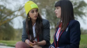 Gorro amarillo usado por Rebeka Parrilla (Claudia Salas) como se ve en los atuendos de la serie de televisión Elite (Temporada 5 Episodio 1)