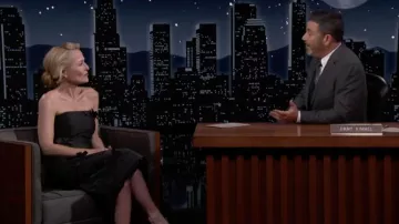 Off The Shoulder Black Dress porté par Gillian Anderson comme on le voit dans Jimmy Kimmel Live! sur avril 12, 2022