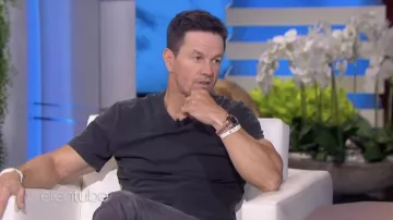 Reloj de oro usado por Mark Wahlberg como se ve en The Ellen DeGeneres Show el 13 de abril de 2022