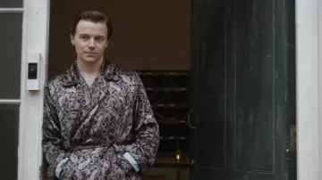 Robe imprimée en soie portée par le jeune Siegfried Sassoon (Jack Lowden) comme on le voit dans le film Benediction