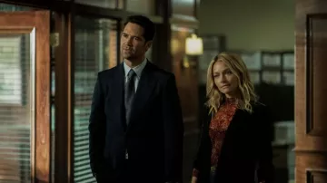 Floral top worn by Lorna (Becki Newton) as seen in The Lincoln Lawyer TV series outfits (Season 1)