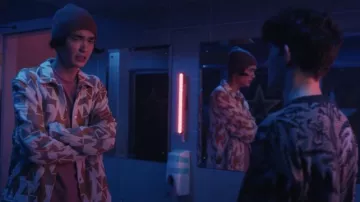 Camisa de gran tamaño impresa geométrica usada por Tao Xu (William Gao) como se ve en la serie de televisión Heartstopper (Temporada 1)
