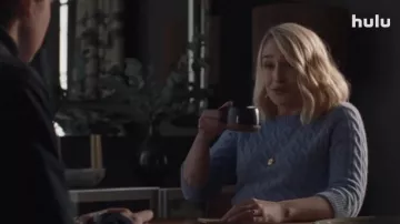 Pull câblé porté par Melissa (Jemima Kirke) comme on le voit dans la garde-robe de l’émission de télévision Conversations with Friends (saison 1)