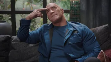 Veste bleue portée par Dwayne Johnson (Dwayne Johnson) vue dans la série télévisée Young Rock (saison 2 épisode 4)