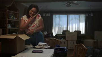 Floral Printed Top porté par Ata Johnson (Stacey Leilua) vu dans la garde-robe de la série télévisée Young Rock (Saison 2 Episode 4)