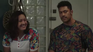 Camiseta impresa usada por Dwayne Johnson (18-20 años) (Uli Latukefu) como se ve en los atuendos de la serie de televisión Young Rock (Temporada 2 Episodio 5)