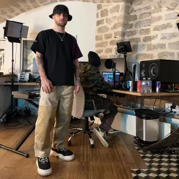 Le pantalon cargo beige porté en studio par Squeezie sur son compte Instagram @xsqueezie