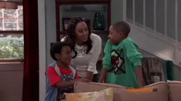 El top blanco decorado usado por Stephanie Phillips (Tia Mowry) en Instant Mom (Temporada 2 Episodio 3)