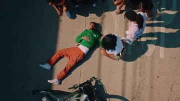 Pantalones cargo naranjas usados por PnB Rock en su Forever Never (feat. Swae Lee & Pink Sweat$) Video Musical Oficial