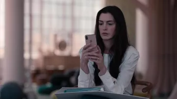 Camisa de blusa blanca usada por Rebekah Neumann (Anne Hathaway) como se ve en el vestuario del programa de televisión WeCrashed (Temporada 1 Episodio 7)