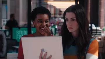 Suéter naranja, blanco y azul usado por Rebekah Neumann (Anne Hathaway) como se ve en el vestuario de la serie de televisión WeCrashed (S01E07)