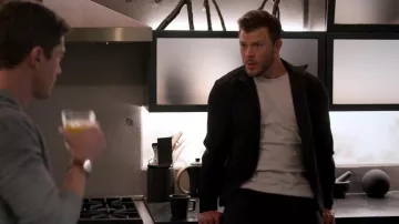 Chaqueta negra con cremallera usada por Connor (Jimmy Tatro) como se ve en los atuendos de la serie de televisión Home Economics (Temporada 2 Episodio 19)