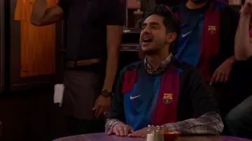Maillot de football Nike de Barcelone porté par Al (Adhir Kalyan) vu dans la garde-robe de la série télévisée United States of Al (S02E18)