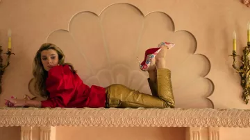 Pantalones dorados usados por Amelia (Betty Gilpin) como se ve en los atuendos del programa de televisión Roar (Temporada 1 Episodio 3)