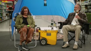 Zapatillas grises usadas por Barbara (Julie White) como se ve en los atuendos de la serie de televisión Roar (Temporada 1 Episodio 7)