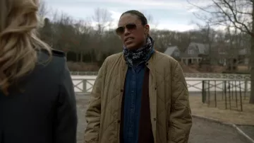 Chaqueta de abrigo acolchado usada por Danny James (Jaime Lee Kirchner) como se ve en el vestuario del programa de televisión Bull (S06E17)
