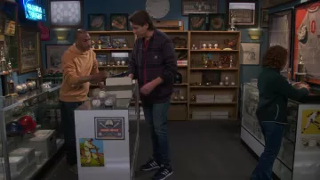 Zapatillas Adidas usadas por Tom (Pete Holmes) como se ve en los atuendos de la serie de televisión How We Roll (Temporada 1 Episodio 3)