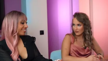 La robe drapée vieux rose satin soie dans la vidéo YouTube ON RÈGLE NOS COMPTES ENTRE COPINES | Océane